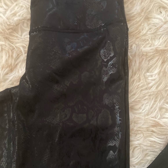 90’Degree Obsidian Snakeskin Foil UpLift Leggings - Picture 7 of 11